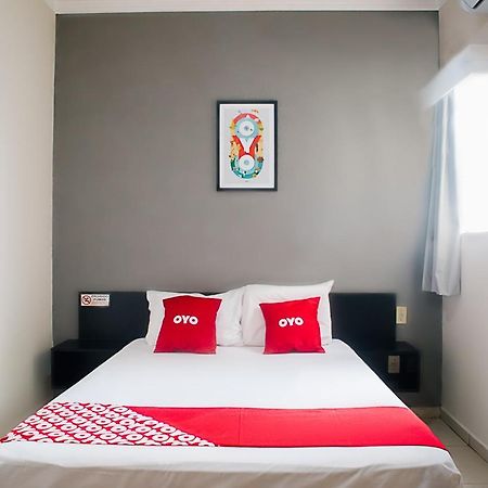 Oyo Cerrado Hotel, Campo Grande Campo Grande  Buitenkant foto A bedroom at an OYO hotel in Jakarta, Indonesia