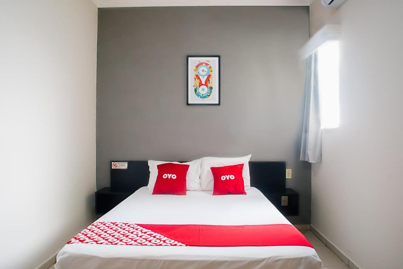 Oyo Cerrado Hotel, Campo Grande Campo Grande  Buitenkant foto A bedroom at an OYO hotel in Jakarta, Indonesia